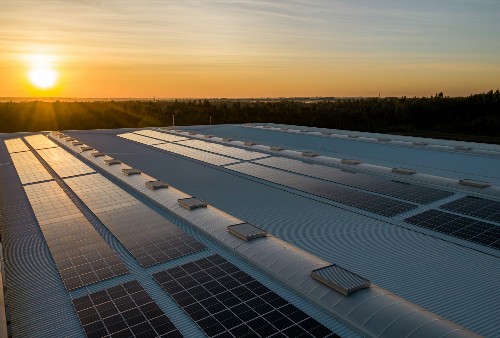 Painéis solares em telhado ao pôr do sol